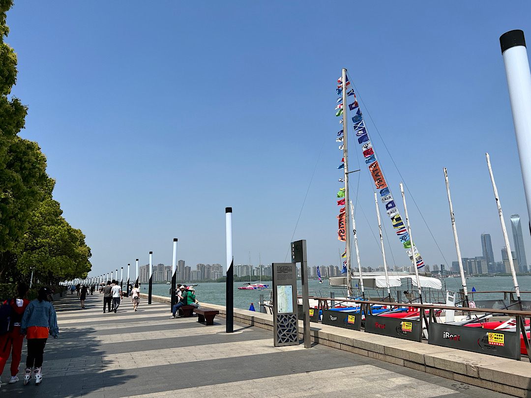 金鶏湖畔の遊歩道