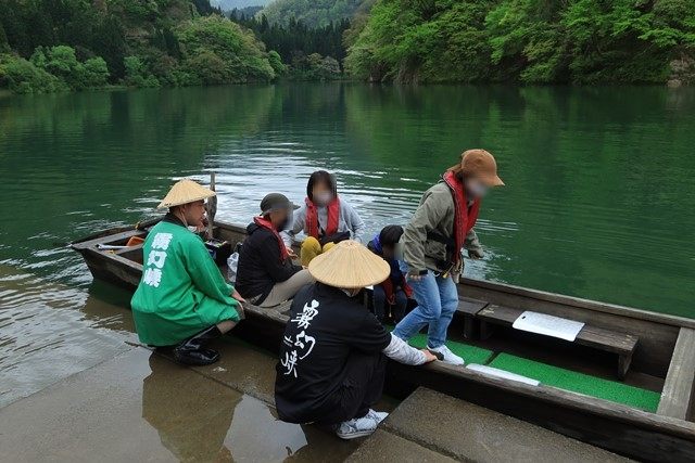 名残惜しいですが、手漕ぎ舟の旅も終わりです。
乗る時と同じように足元に注意して下ります。
なお、散策付きプランなどもあり、公式サイト「[霧幻峡の渡し](https://www.mugenkyo.info/)」からの予約も可能です。