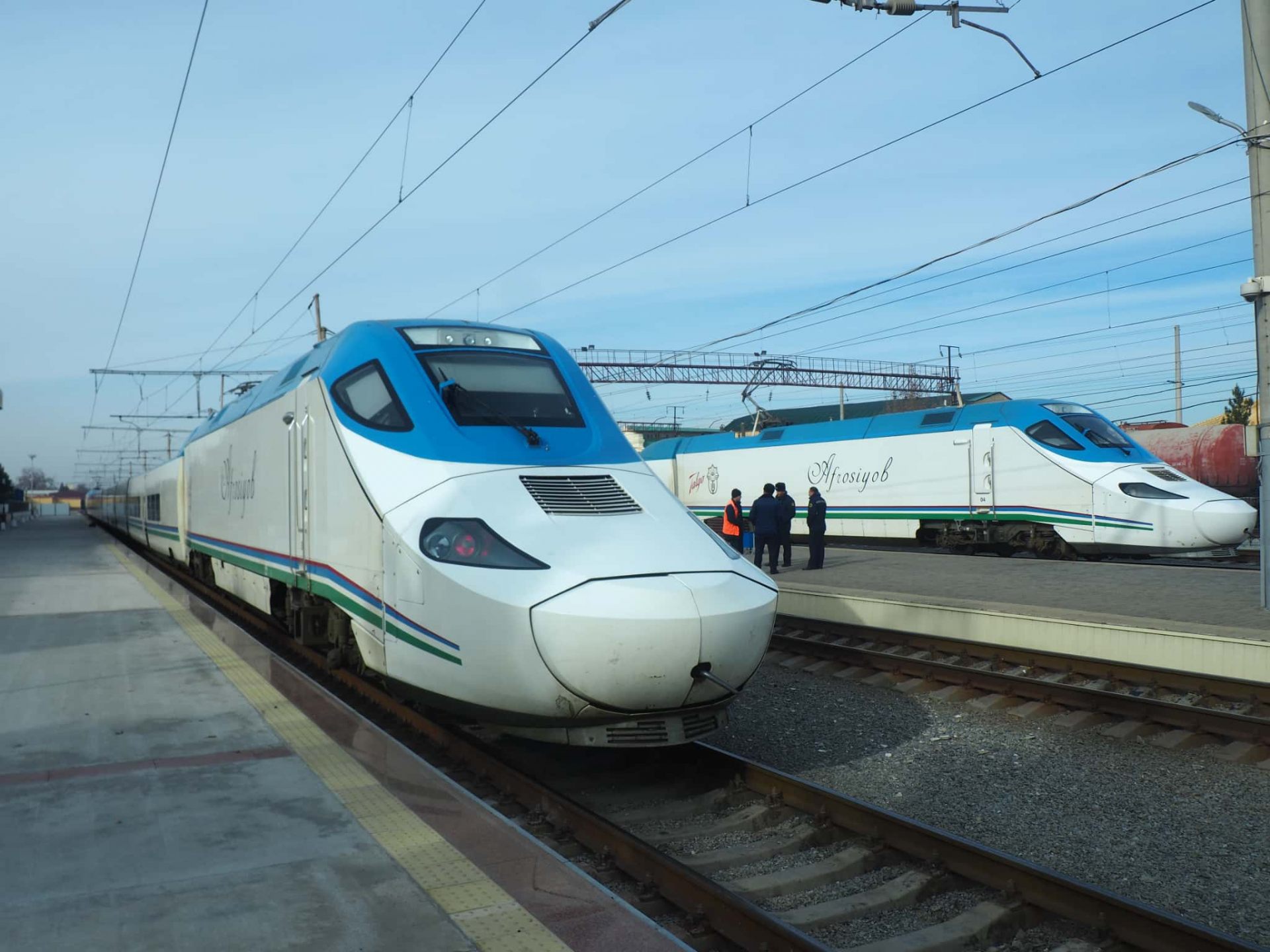 サマルカンド駅停車中のアフラシアブ号