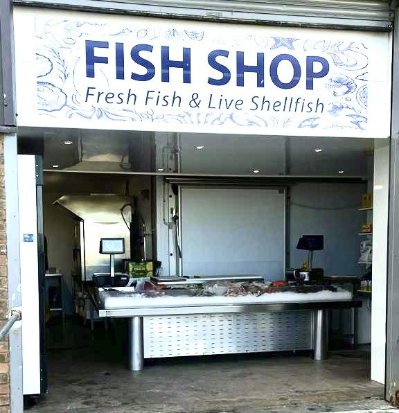 鮮度抜群の魚屋。刺身用の魚が購入できます。