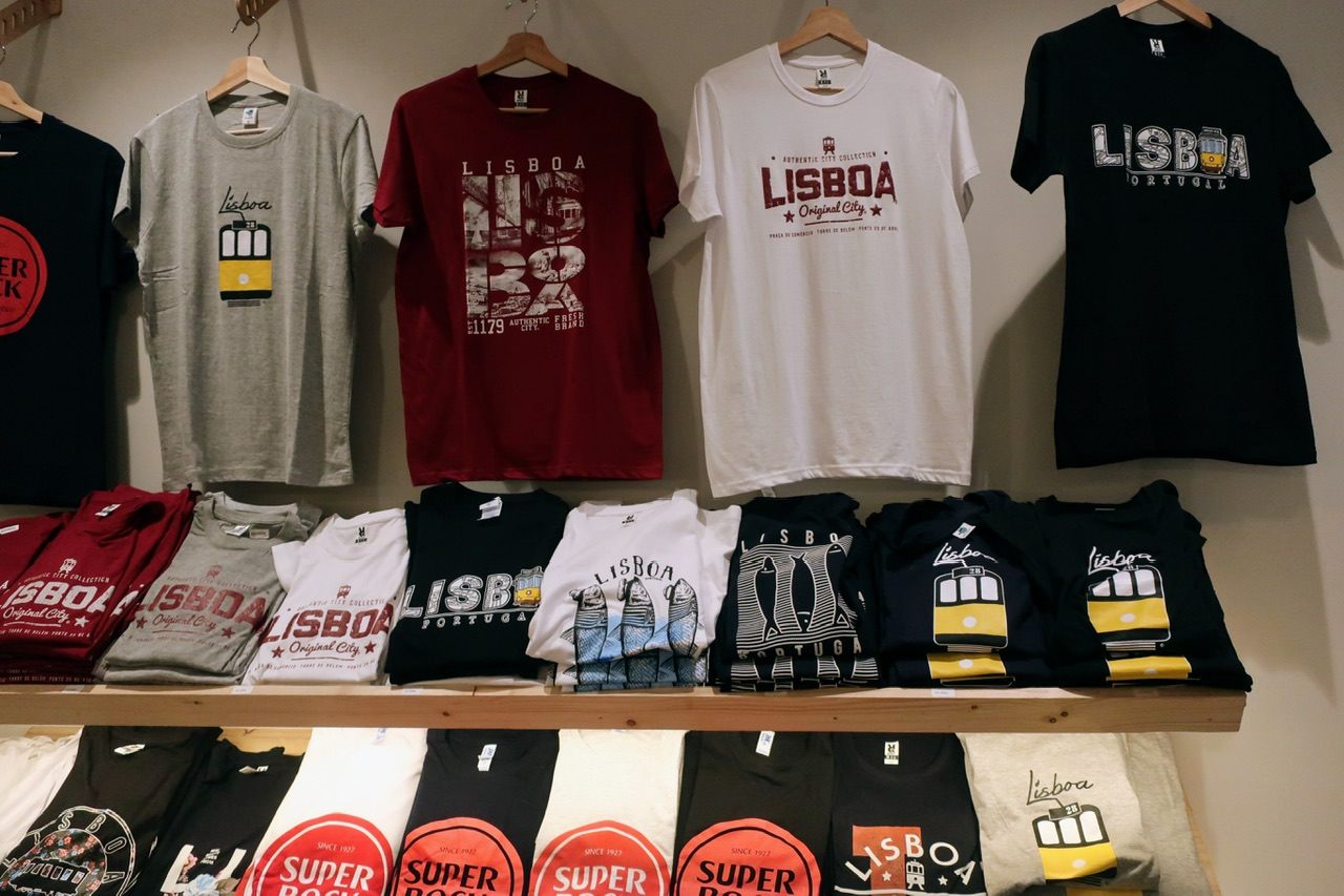 リスボンのポルトガル名、リスボアと書かれたTシャツ