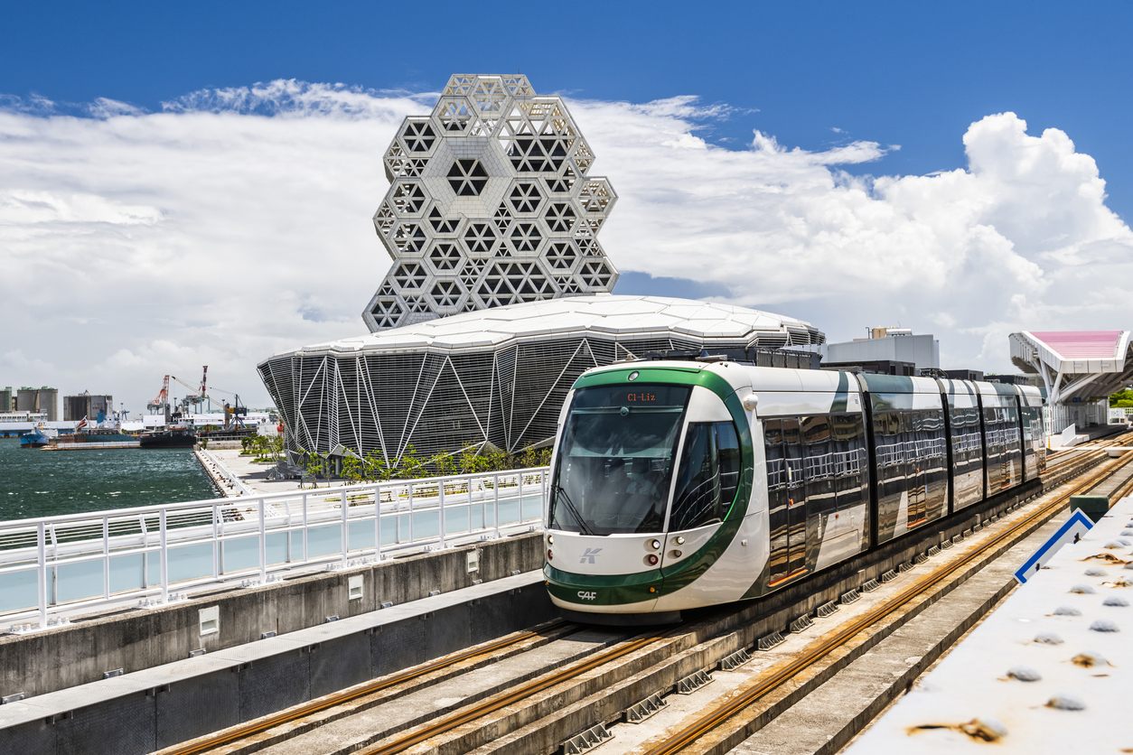 高雄市のライトレールと大都市ビルの町並み　©iStock