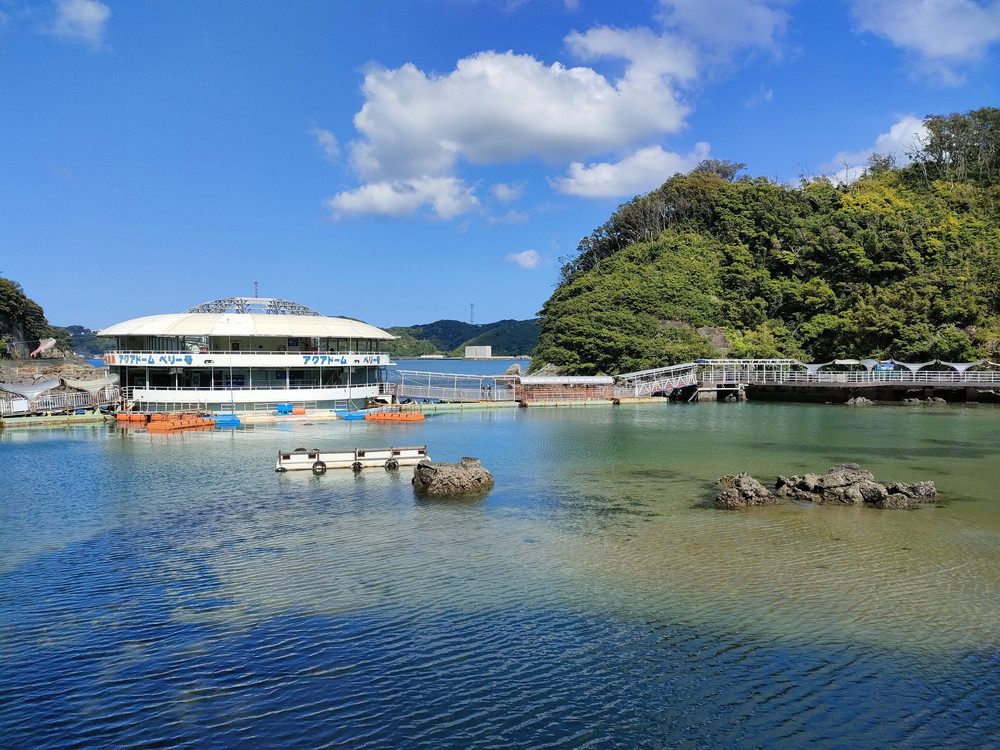 和歌の浦遊歩道の終点（起点）の下田海中水族館。イルカが泳いでいるのも見えたりします。