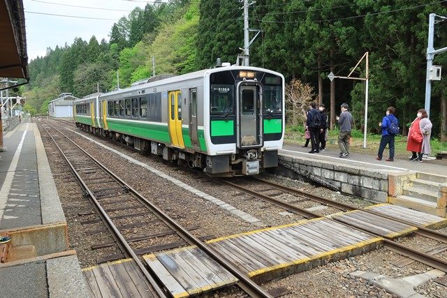 [霧幻峡の渡し](https://www.arukikata.co.jp/web/article/item/3002350/)を堪能した後、JR只見線「風っこ只見線新緑号」へ乗って会津若松へと向かいます。
ツアーのもう一つの目玉で、春の臨時便"トロッコ列車"でのプチ旅です♪