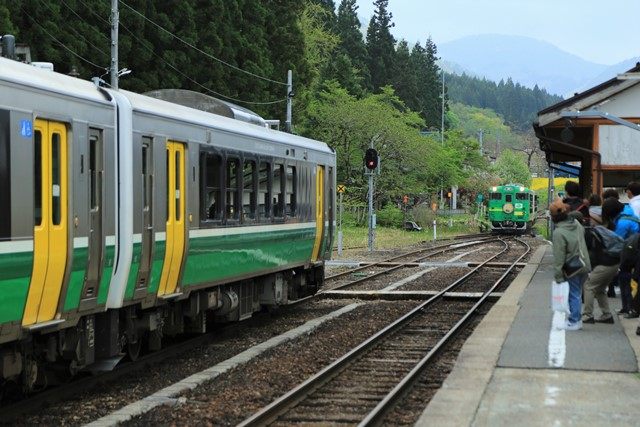 会津宮下駅のホームに風っこ号が入ります。