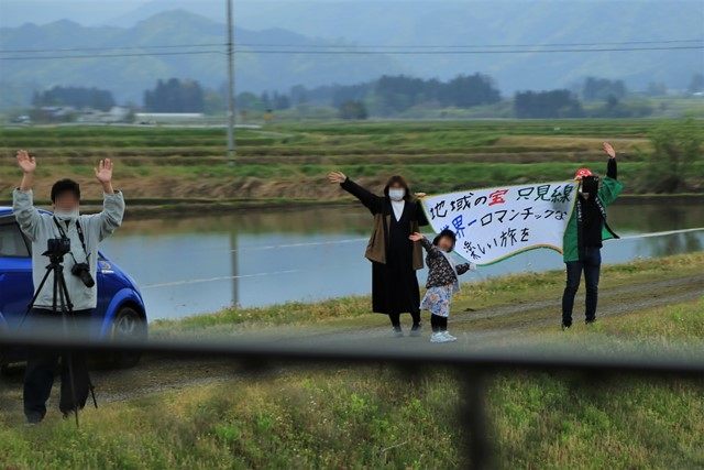 「只見線にみんなで手を振ろう条例」制定後、お馴染みとなった微笑ましい光景です。
（只見線に手を振る活動を広めることにより、乗客者へおもてなしの気持ちを示し、以て地域住民の只見線に対する愛着を深め、力強く走る只見線を応援することを目的とする）
只見線沿線の六市町村（柳津町、三島町、昭和村、金山町、只見町、魚沼市）で制定されています。