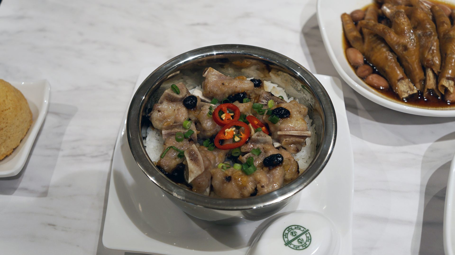 「スペアリブの蒸しご飯」。香港に行くと「丼物」的な飲茶がよく注文されています