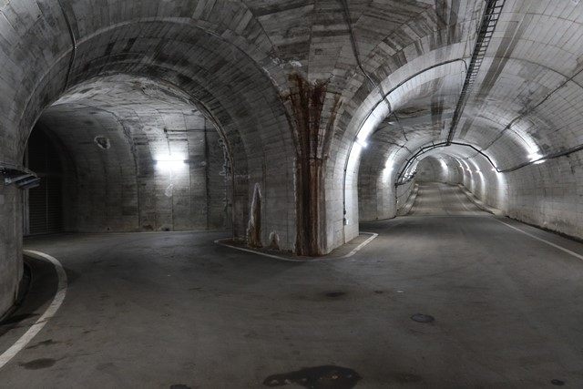 発電所内を後にし、地下トンネルを戻ります。
これまた何気に印象的な光景でした。