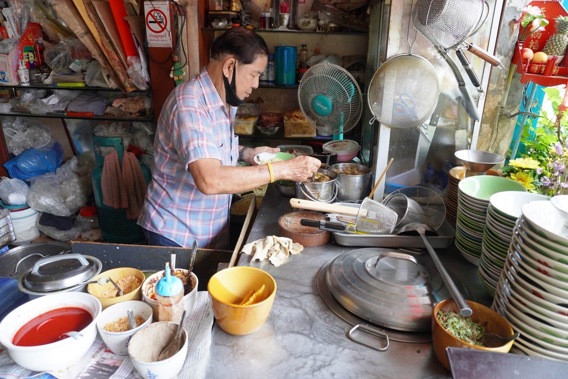 寡黙な華人の店主が手際よく作るミー・ホッキアン