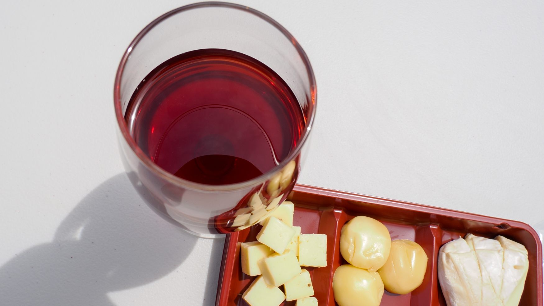 Rose wine "SACHI ROSE" from AIZAWA WINERY in Obihiro and assorted cheese of Otomo Cheese