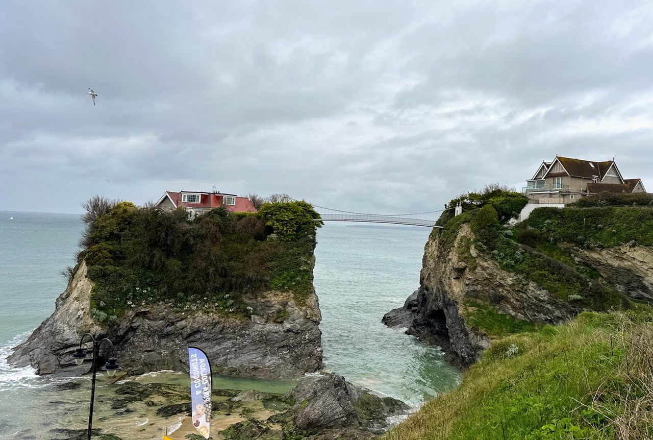 左の島に建つのがジ・アイランド