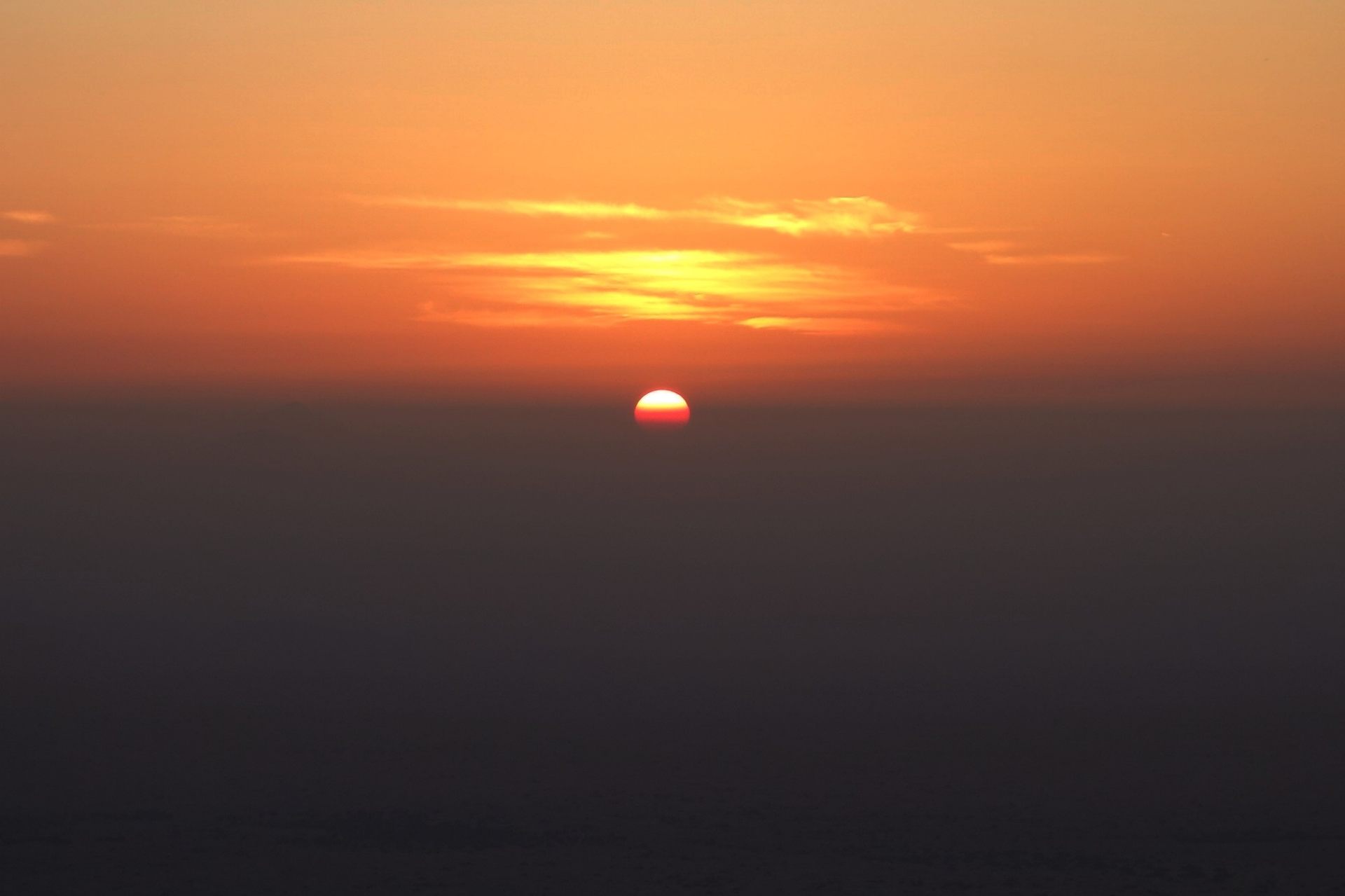 地平線から姿を現したばかりの太陽を熱気球から眺められます。