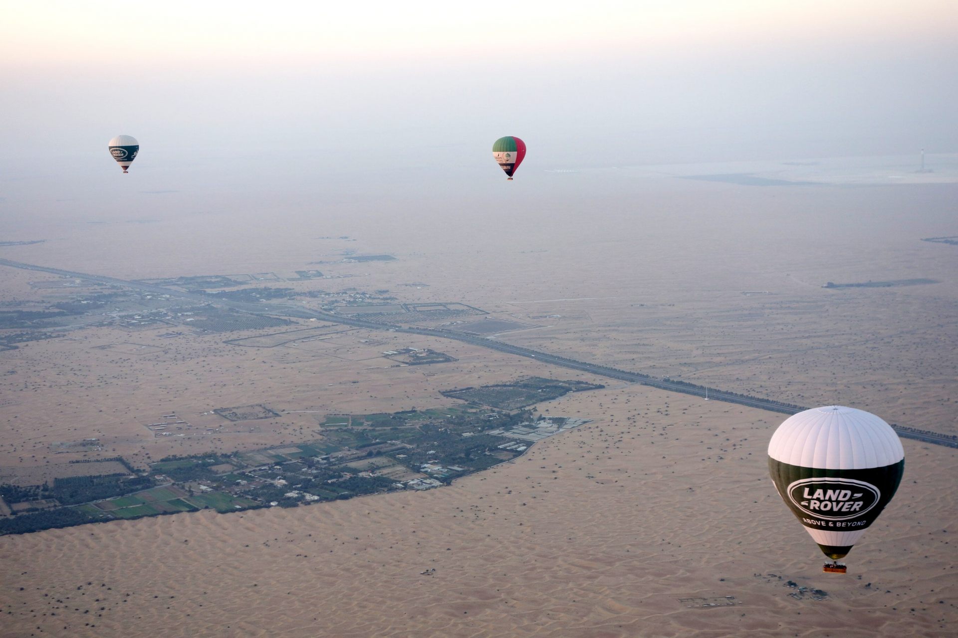 地上1,000ｍを超える高さから俯瞰する砂漠に、世界の広さを実感できます。