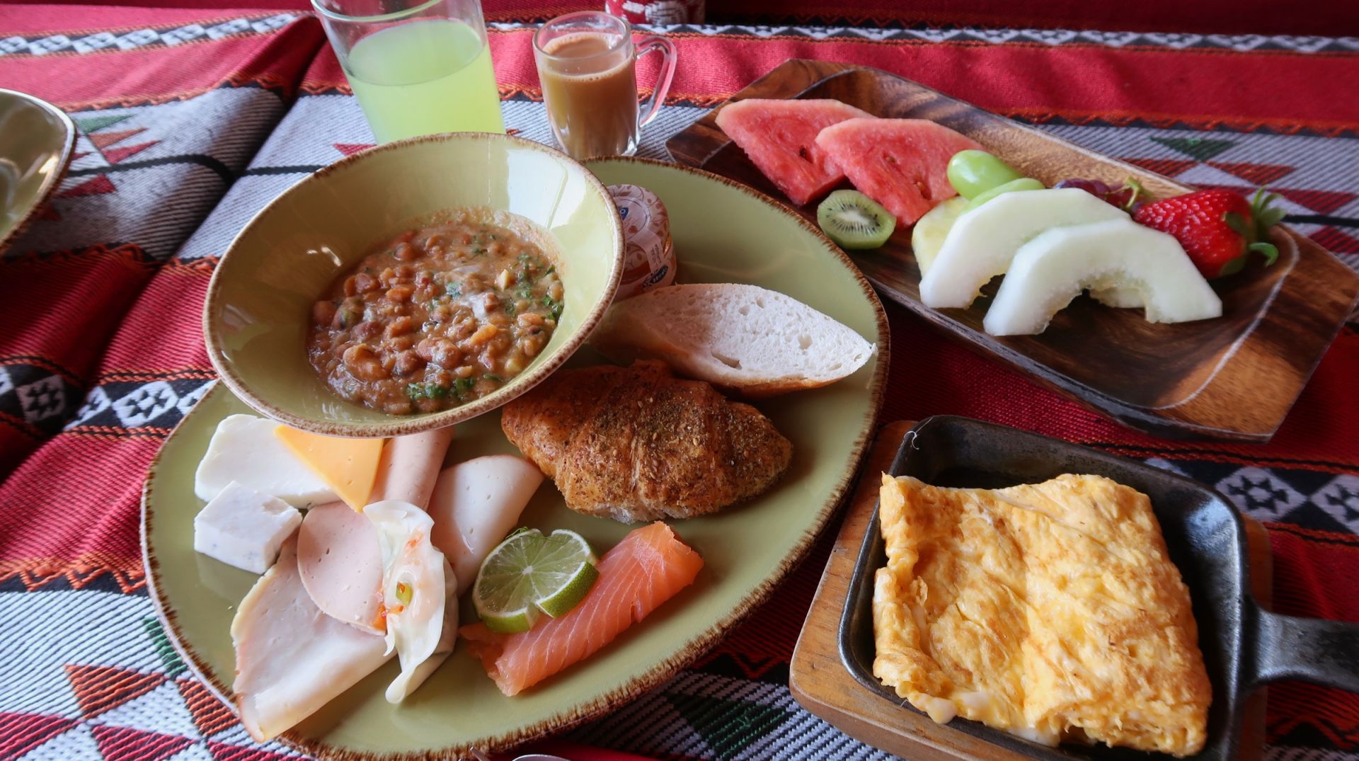 好きなものを選んで食べられるビュッフェスタイル。