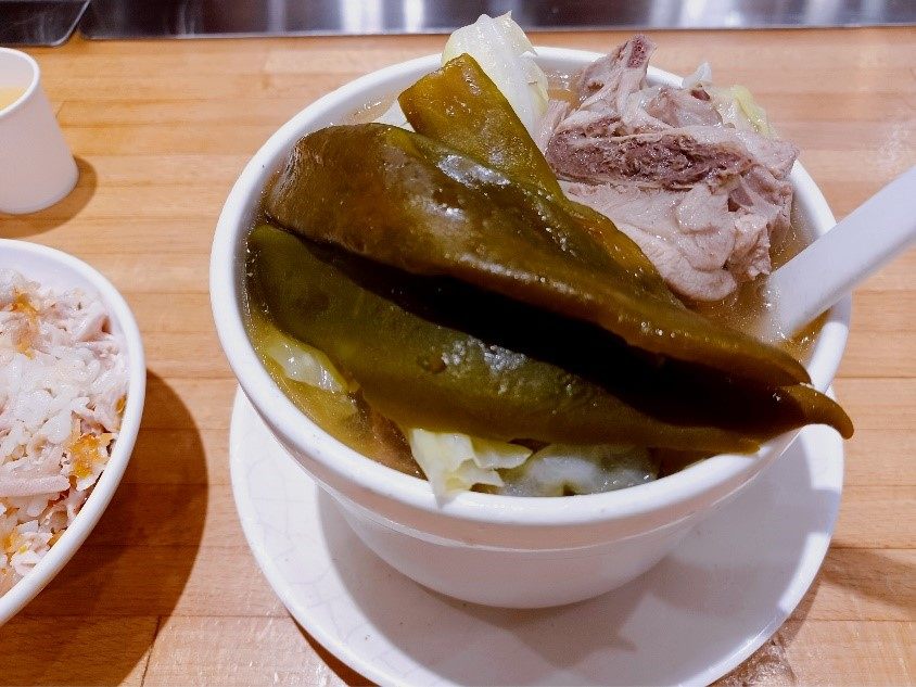 阿甘剝皮辣椒雞腿湯 190元(約870円)