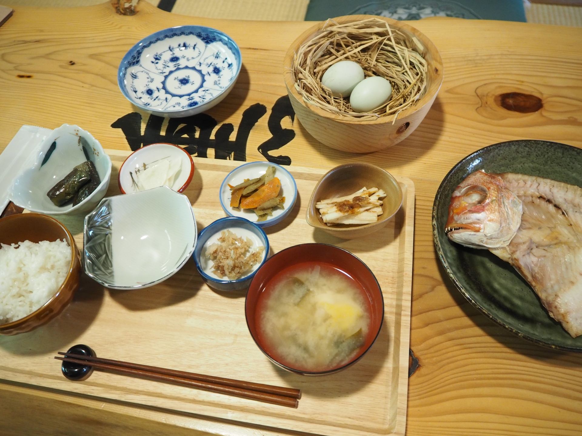 朝ごはんの「豪華卵かけ朝食」（1500円／税込）。こちらも日によって出てくるおかずが違うので当日のおたのしみです！