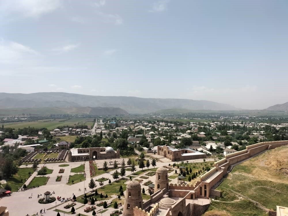 ペルシャ帝国時代に築かれた要塞から見下ろす、ヒッサール群の景色