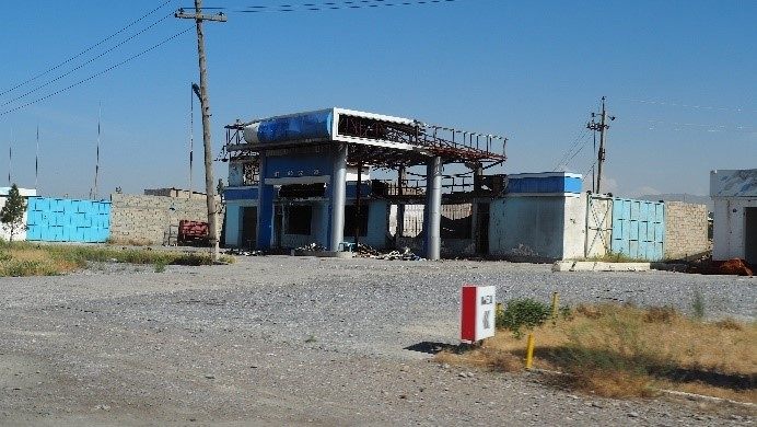 キルギスとの国境上に位置する給油所、昨今の武力衝突で破壊された。
