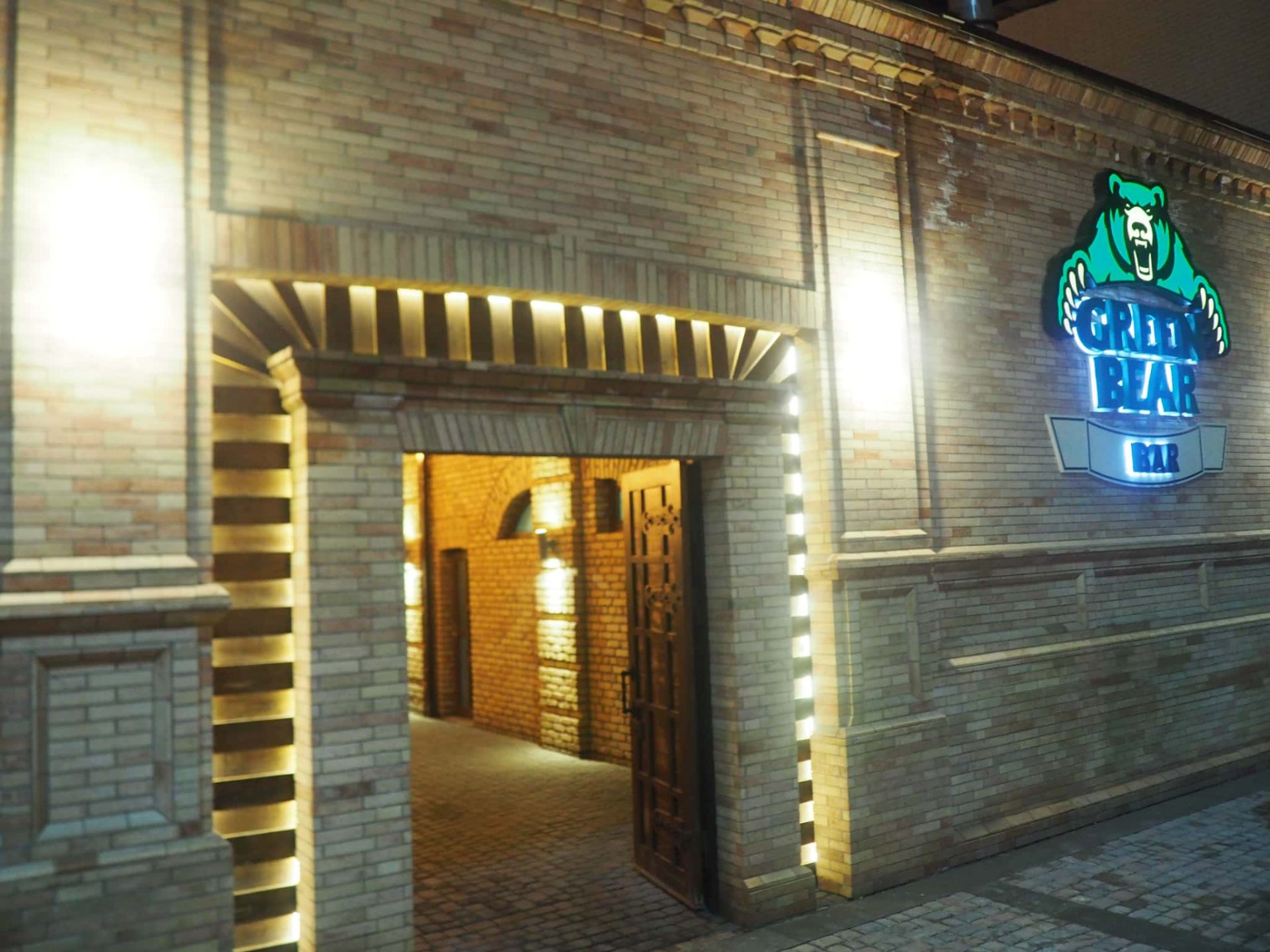 GREEN BEAR BAR 入口