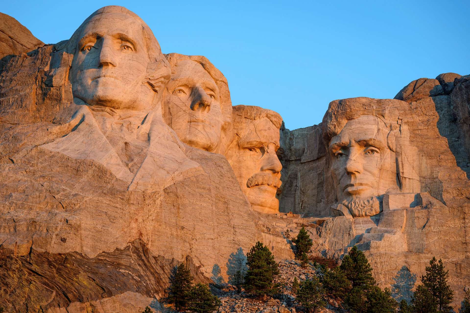 左から順に、初代大統領ジョージ・ワシントン、第3代大統領トーマス・ジェファーソン、第26第大統領セオドア・ルーズベルト、第16代大統領エイブラハム・リンカーン