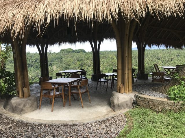 すると、目の前が一気に開けて視野が広がり、目の前に(アランアランという植物の)屋根のあるカフェスペースと絶景が。