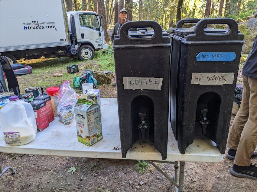 アメリカ人の朝ごはんには必須のコーヒー初め各種飲料も無償提供