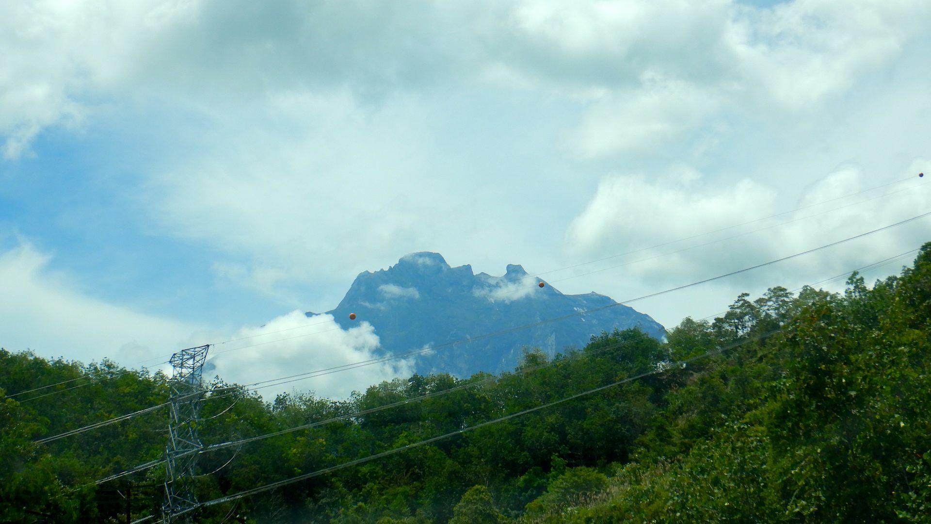 山道に入ると車窓からも圧倒的なキナバル山