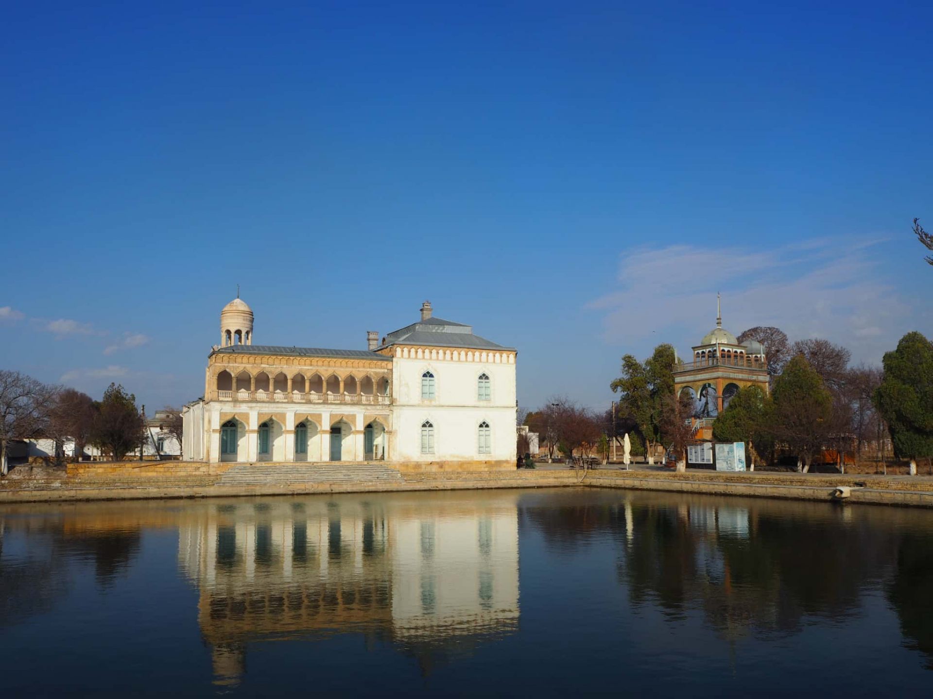 池の水面に美しく映るスィトライ・マヒ・ホサ宮殿