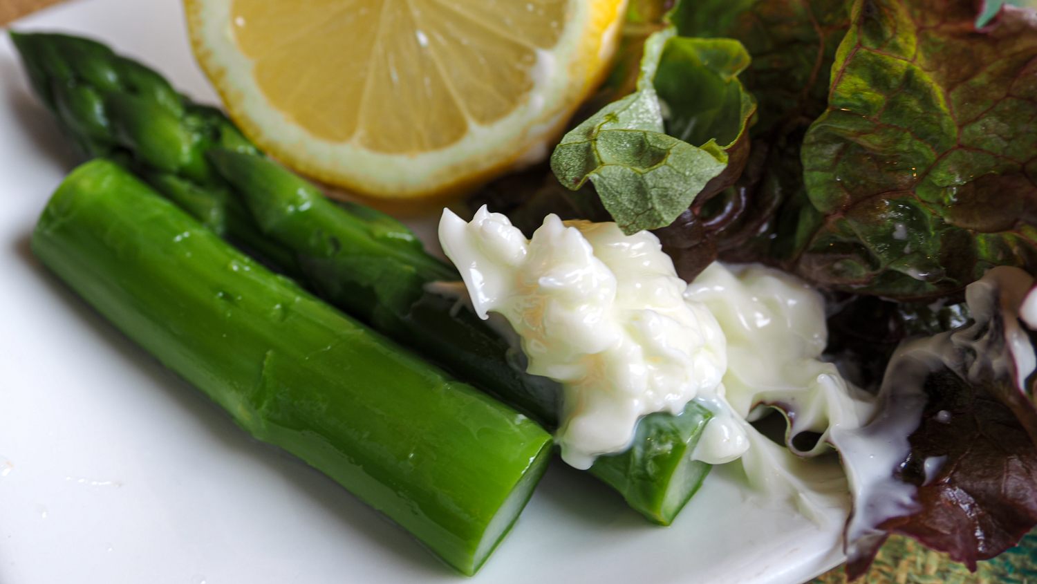 Green asparagus salad with original mayonnaise