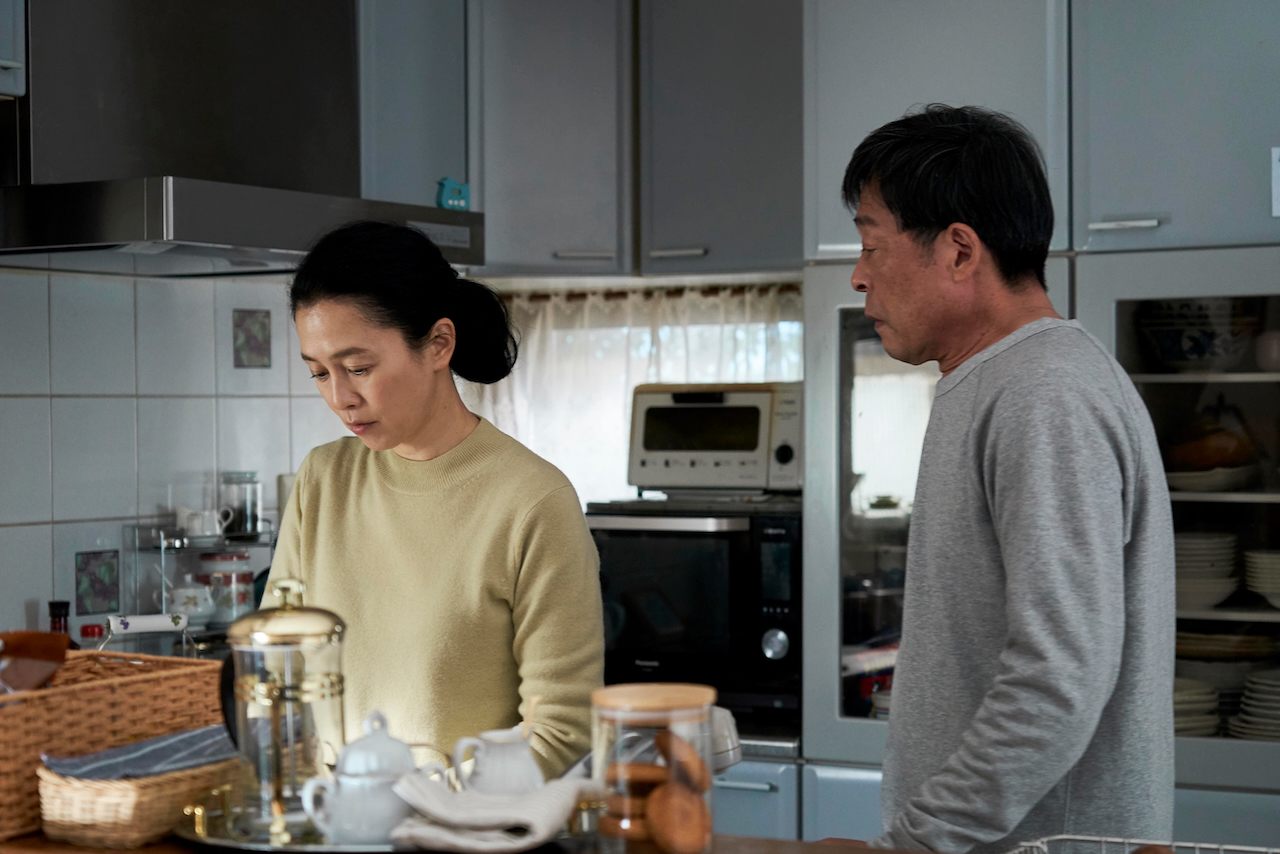 坂井真紀さん演じる妻の彰子(左) ©2022『逃げきれた夢』フィルムパートナーズ