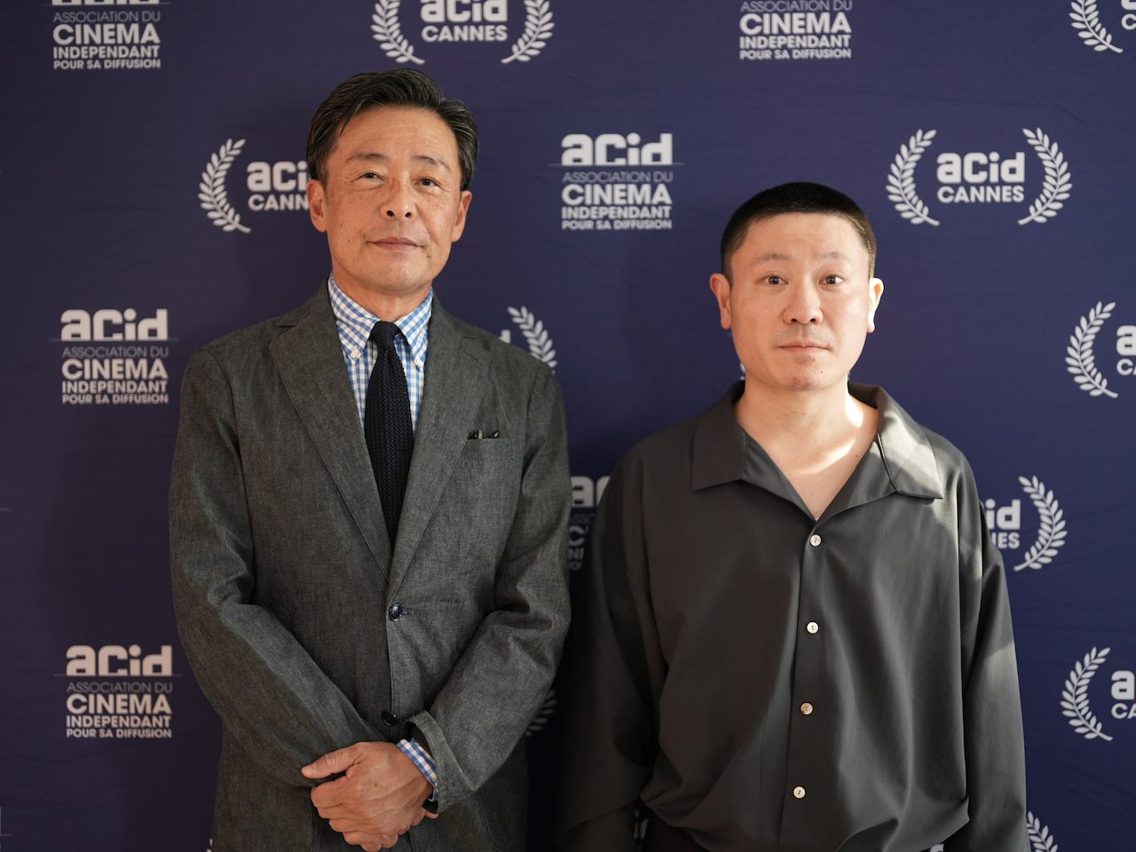 カンヌでの光石さん(左)と二ノ宮監督(右) ©2022『逃げきれた夢』フィルムパートナーズ