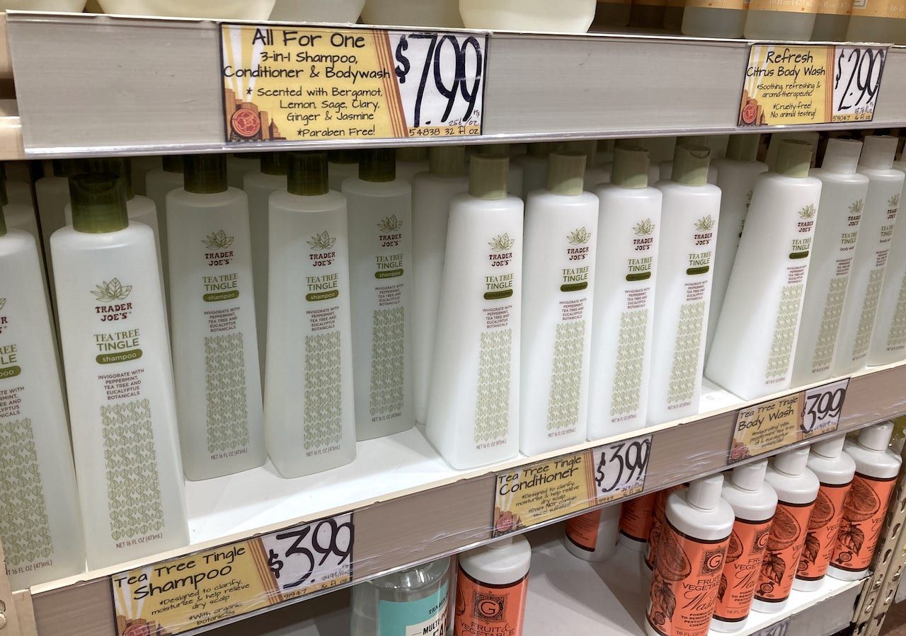 写真左　ティーツリーシャンプー（Tea Tree Tingle Shampoo）　3.99ドル
　写真右　同コンディショナー(Tea Tree Tingle Conditioner)　3.99ドル