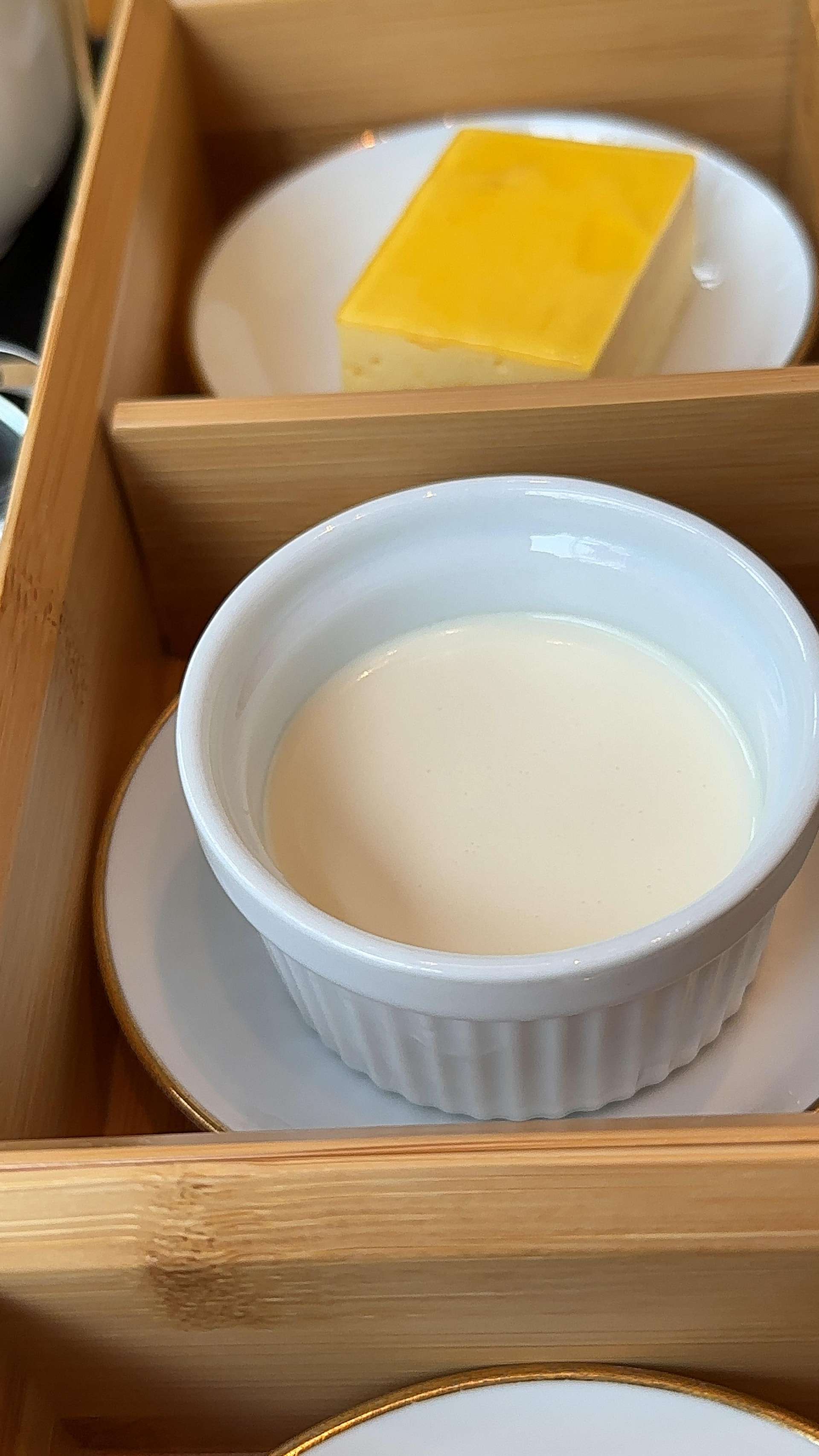(上)マンゴーのムース(下)玄米茶のパンナコッタ