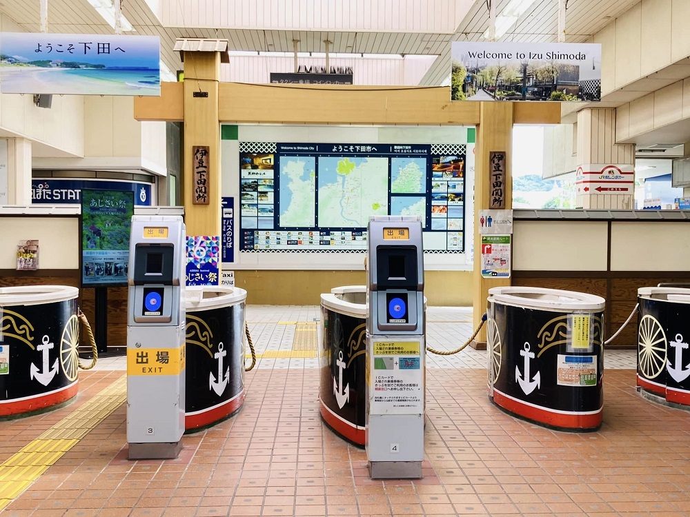 スタートはコチラ　伊豆急下田駅の出口専用改札口(※黒船仕様)