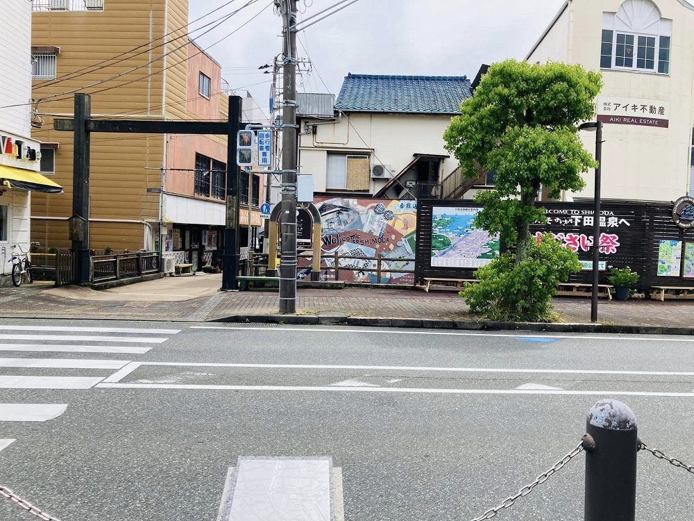 駅を出た横断歩道の先にはあじさい祭の看板