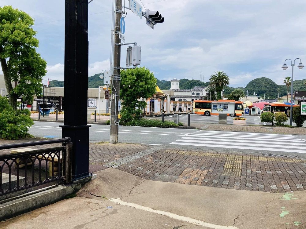 振り返ると駅とバスターミナル　(※あじさい祭会場の下田公園まではバスでも行けます)