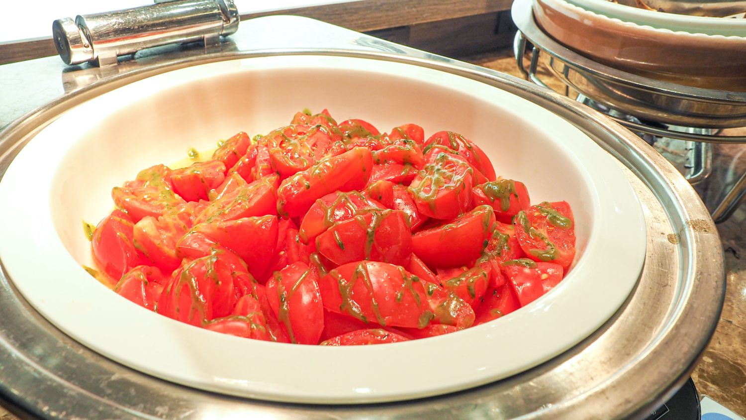Grilled tomatoes with basil sauce