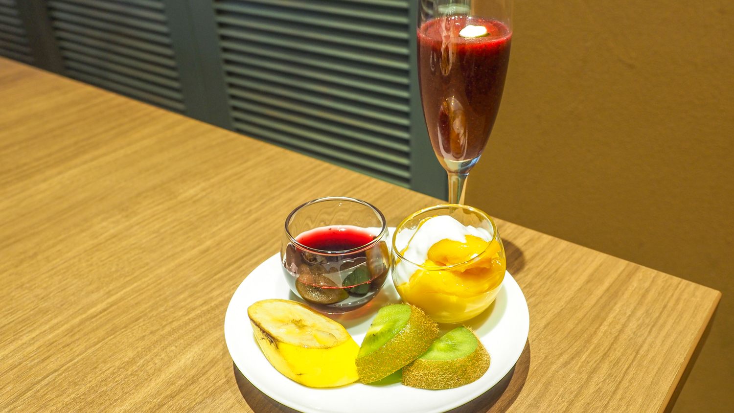 Gelly and fruits with açaí drink