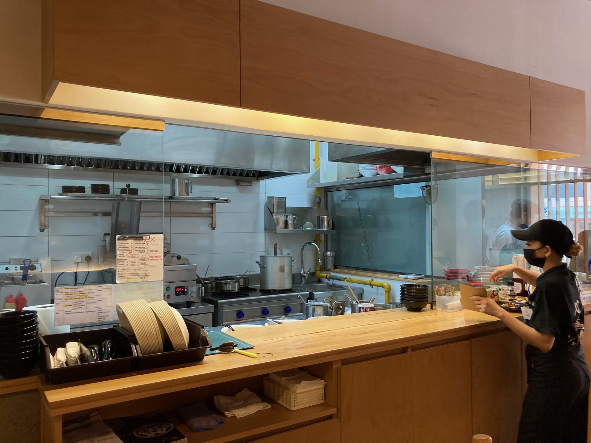 日本のラーメン屋さんのように整った厨房
