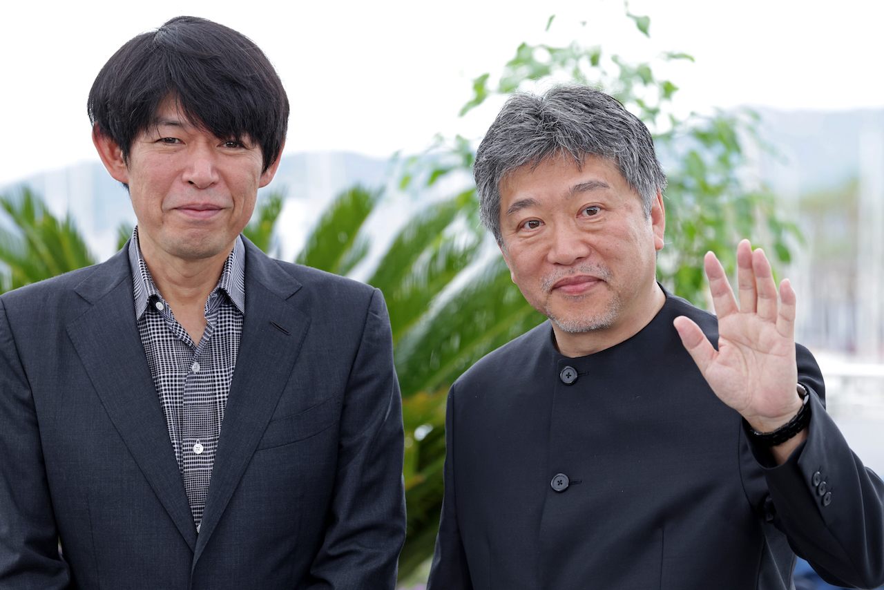 坂元裕二さん（左）と是枝裕和監督（右）　©2023「怪物」製作委員会