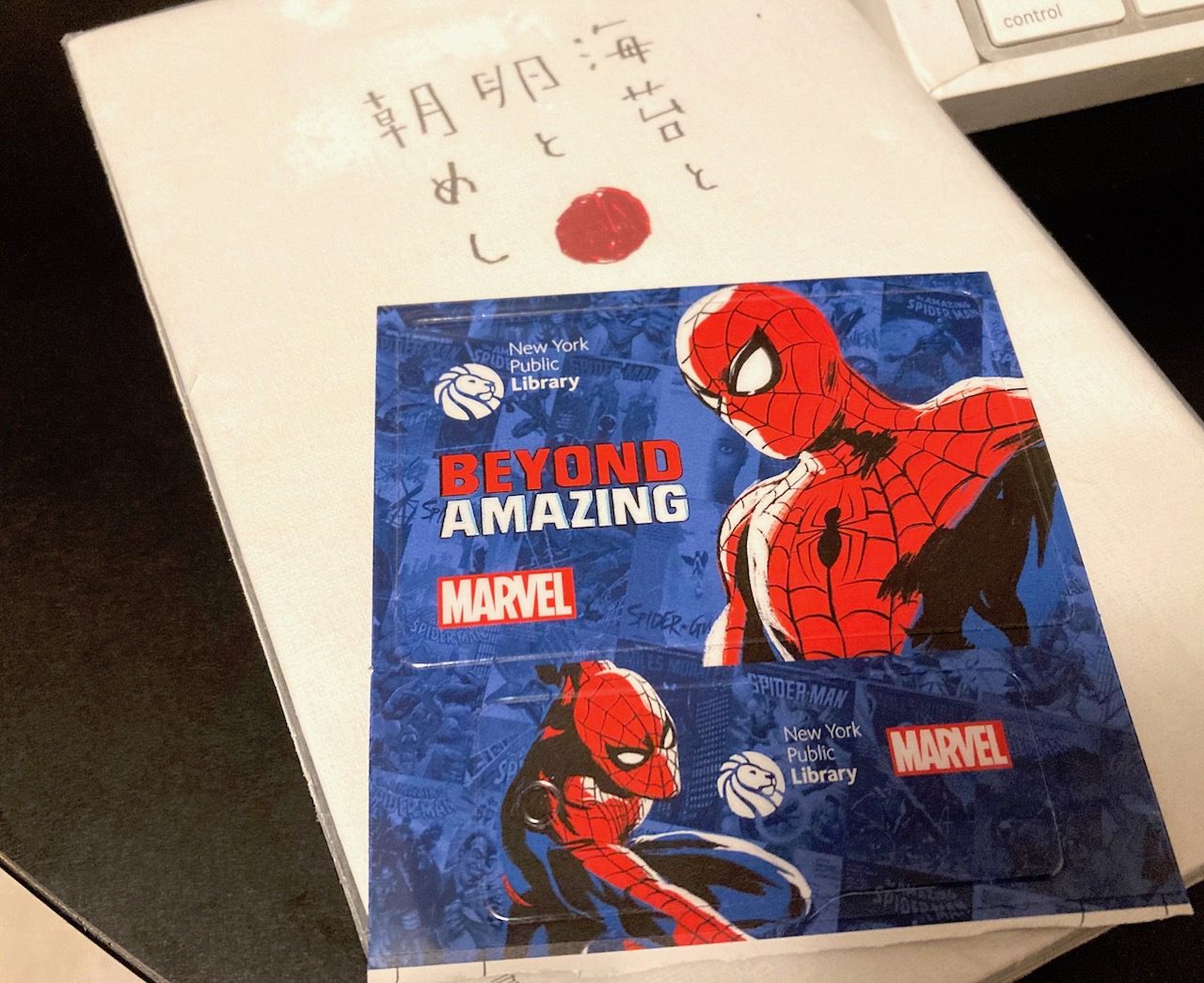 スパイダーマンの図書カード　クレジットカードサイズ（上）とミニサイズ（下）の２種類セットで貰える