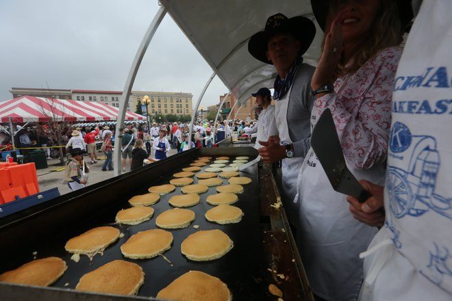 期間中、3日にわたり振る舞われ、毎日6000~7000人が無料パンケーキを楽しむ ©Wyoming Office of Tourism