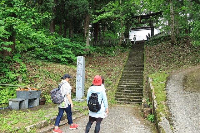 御本社へむけ、最後の石段をのぼります。