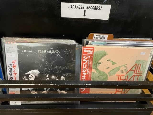 左手には1985年発売の村田有美の6th.アルバム「デザイヤー」の「再発盤」が見えます。