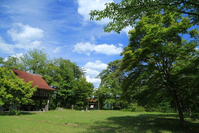 展望スポットのある広場へと出ます。
東屋や杉木之覚碑（県重文）などがあります。
