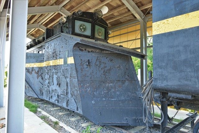 後方に繋がれたラッセル車の様子です。