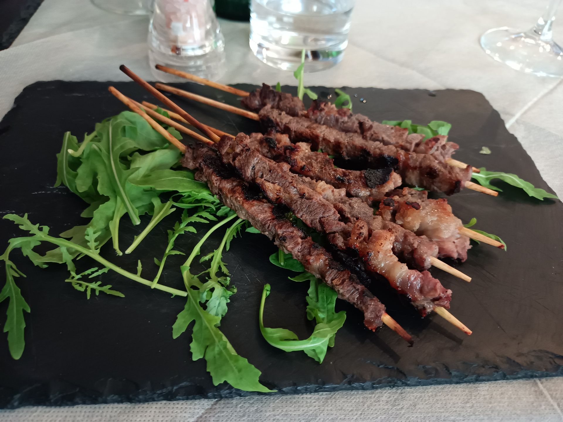 こちらは子牛のスティックルッコラ添え