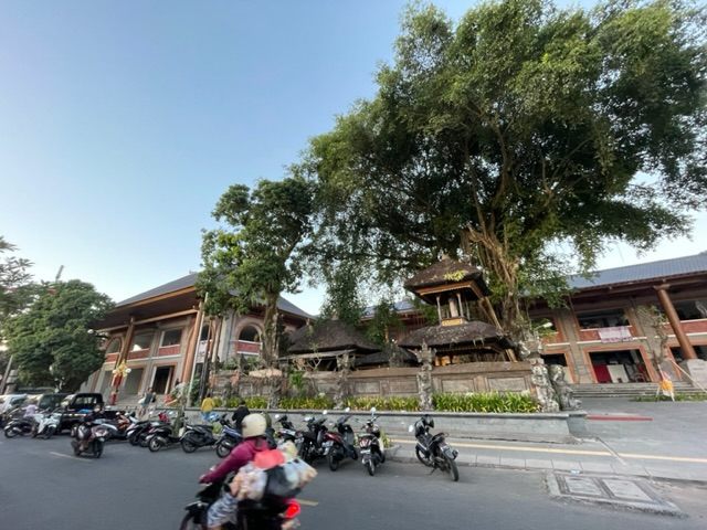 ウブド市場の丁度中央部分を道路側(Jalan raya Ubud)から見た様子です。