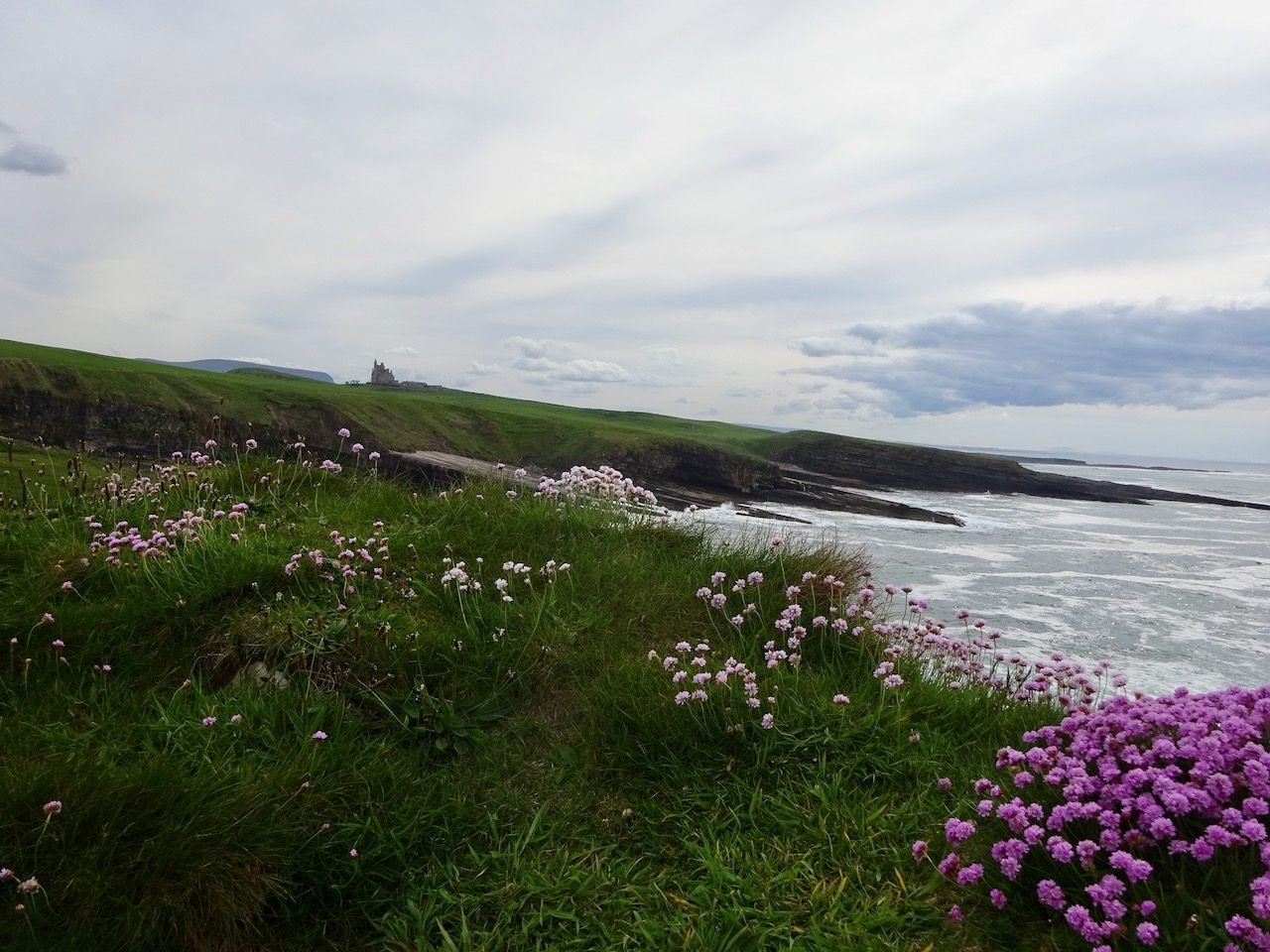 まずはMullaghmore Headから見るClassiebawn Castle。複雑な海岸線と波、雲、そしてお城。絵になりました。