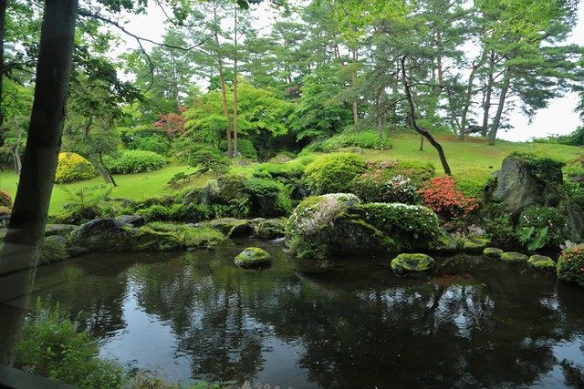 雲嶺庵のハイライトとも称される滝石組（正面）